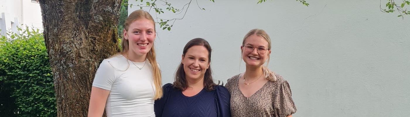 3 Frauen unter einem Baum - Teamfoto
